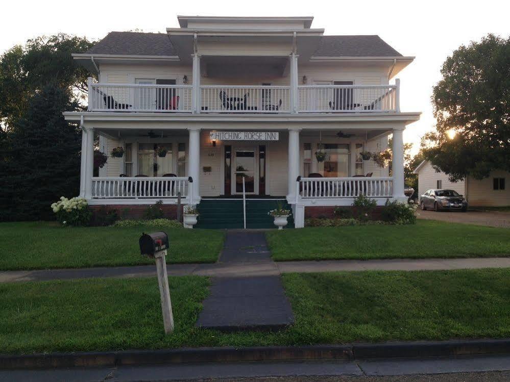 Hitching Horse Inn Pierre Exterior photo